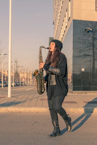 Hermosa joven tocando el saxofón tenor — Foto de Stock