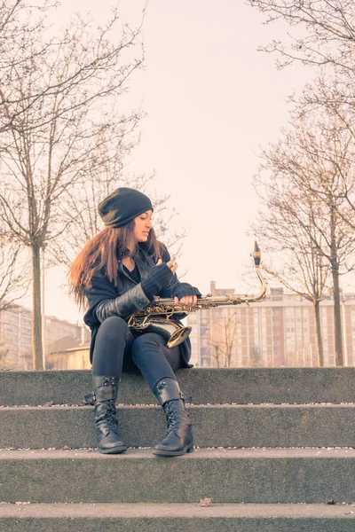 Beautiful young woman with her saxophone — Stock Photo, Image