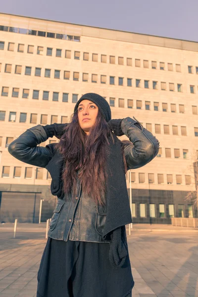 Mulher bonita posando nas ruas da cidade — Fotografia de Stock