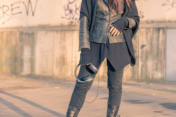 Beautiful young woman posing in the city streets — Stock Photo, Image