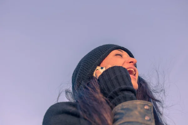 Bella giovane donna che parla al telefono per le strade della città — Foto Stock