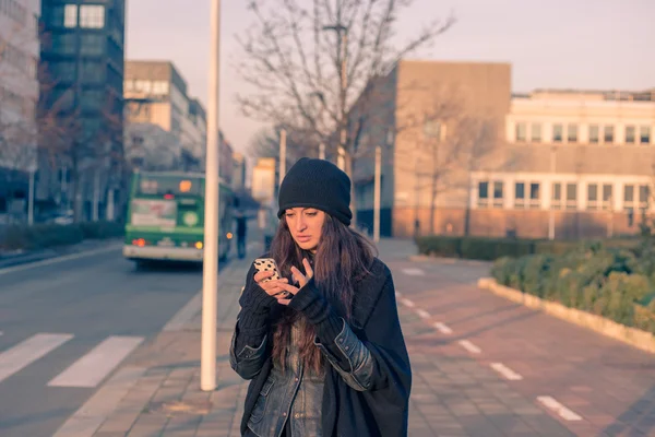 在城市的街道美丽的年轻女子发短信 — 图库照片