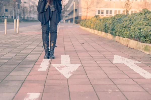 Detail of a young woman posing in the city streets — Stock Photo, Image