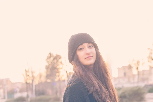 Mulher bonita posando nas ruas da cidade — Fotografia de Stock