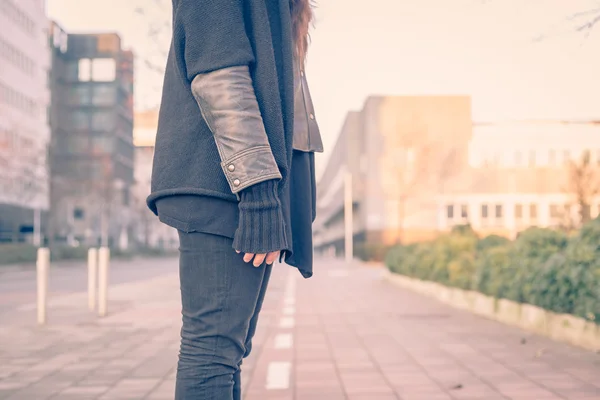 Dettaglio di una giovane donna in posa per le strade della città — Foto Stock