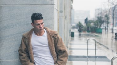 Yakışıklı delikanlı şehir sokaklarını poz