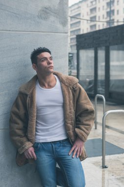 Yakışıklı delikanlı şehir sokaklarını poz
