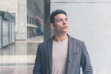 Yakışıklı delikanlı şehir sokaklarını poz