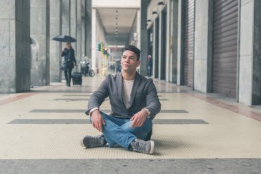 Şehir sokakta oturan genç yakışıklı adam