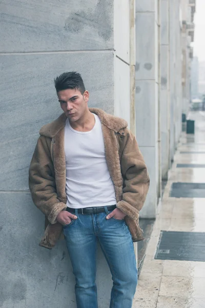 Junger schöner Mann posiert in den Straßen der Stadt — Stockfoto