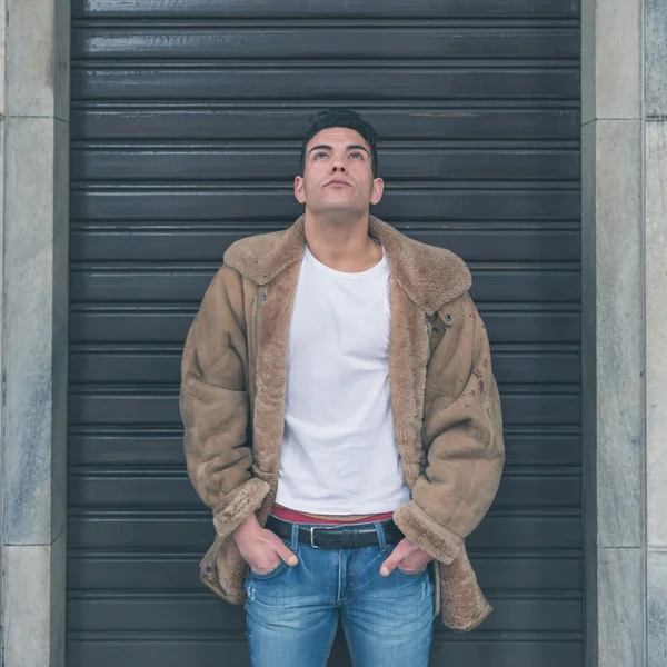 Joven hombre guapo posando en las calles de la ciudad — Foto de Stock