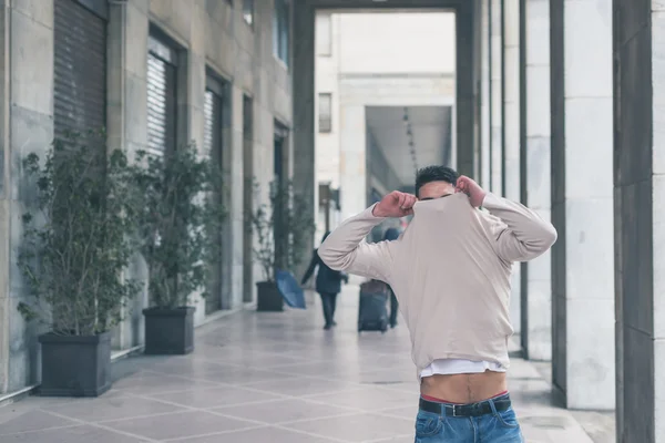 Jovem bonito homem posando nas ruas da cidade — Fotografia de Stock