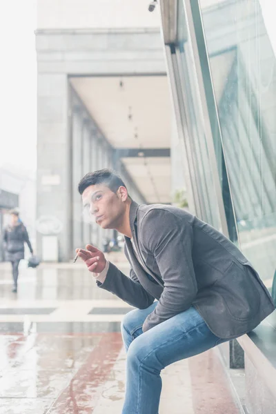 Joven hombre guapo fumando un cigarrillo — Foto de Stock