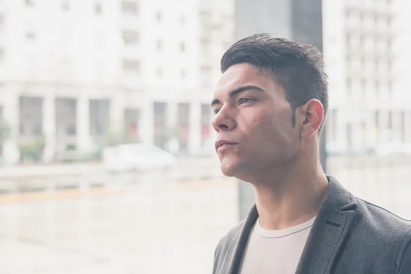 Jovem bonito homem posando nas ruas da cidade — Fotografia de Stock