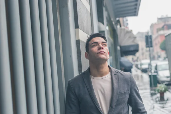 Jovem bonito homem posando nas ruas da cidade — Fotografia de Stock