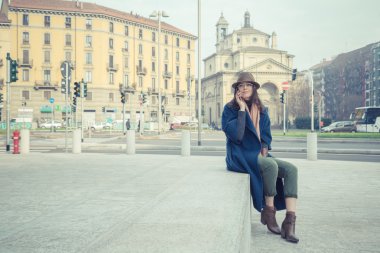 Şehir sokaklarında telefonda konuşmak güzel genç esmer