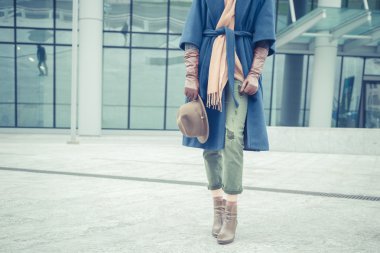 Ayrıntı şehir sokaklarını poz bir kadının