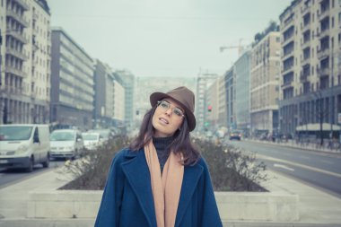 Şehir sokaklarını poz güzel genç esmer