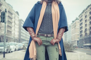 Ayrıntı şehir sokaklarını poz bir kadının