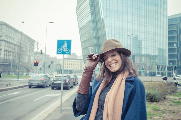 Beautiful young brunette posing in the city streets — Stock Photo, Image