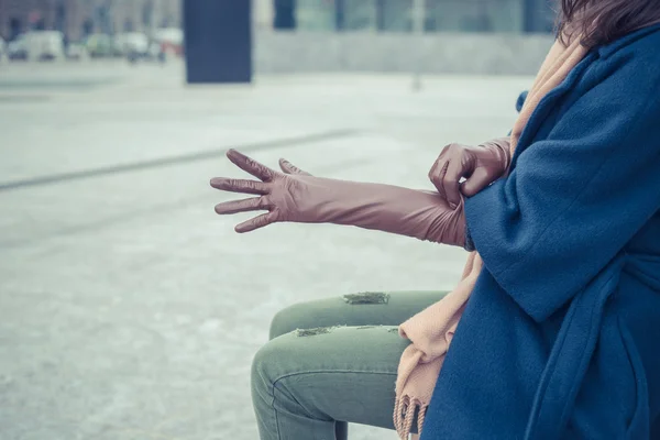 Detalhe de uma mulher elegante usando luvas — Fotografia de Stock