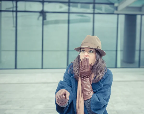 Mooie jonge brunette poseren in de straten van de stad — Stockfoto