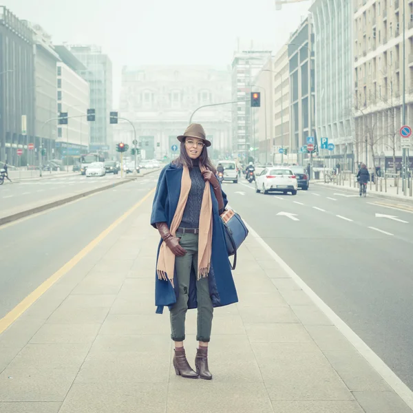 Belle jeune brune posant dans les rues de la ville — Photo