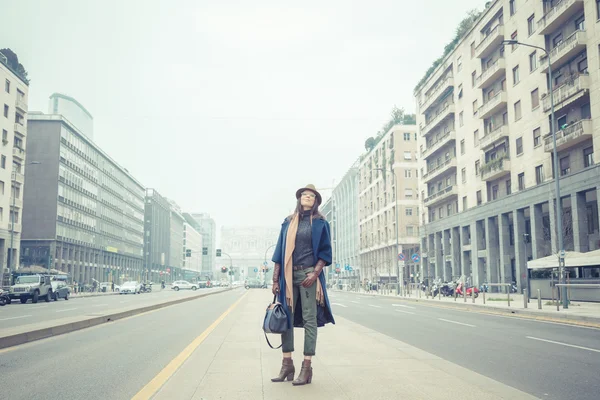 Belle jeune brune posant dans les rues de la ville — Photo