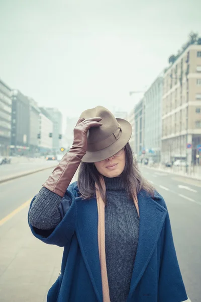 Krásná mladá brunetka pózuje v ulicích města — Stock fotografie