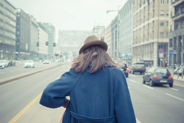 Belle jeune brune posant dans les rues de la ville — Photo