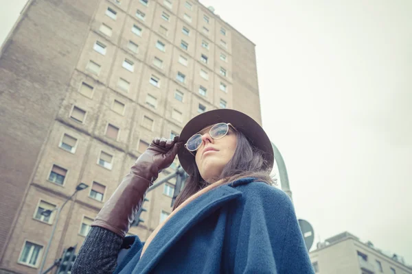 Belle jeune brune posant dans les rues de la ville — Photo