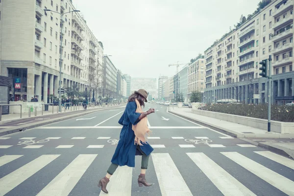 Bella giovane bruna in posa nelle strade della città — Foto Stock