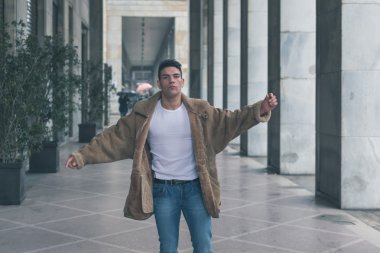 Yakışıklı delikanlı şehir sokaklarını poz