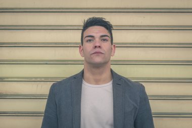 Yakışıklı delikanlı şehir sokaklarını poz