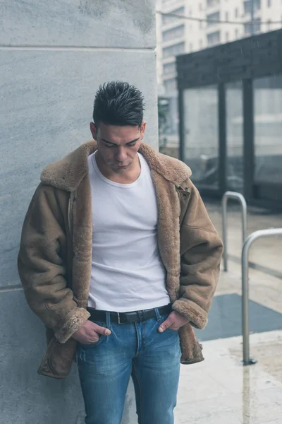 Jovem bonito homem posando nas ruas da cidade — Fotografia de Stock