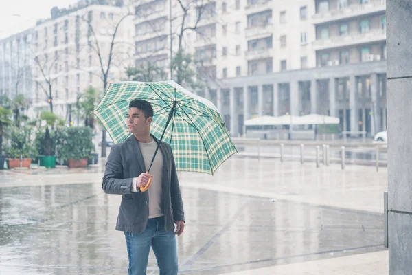 Joven hombre guapo posando con paraguas — Foto de Stock