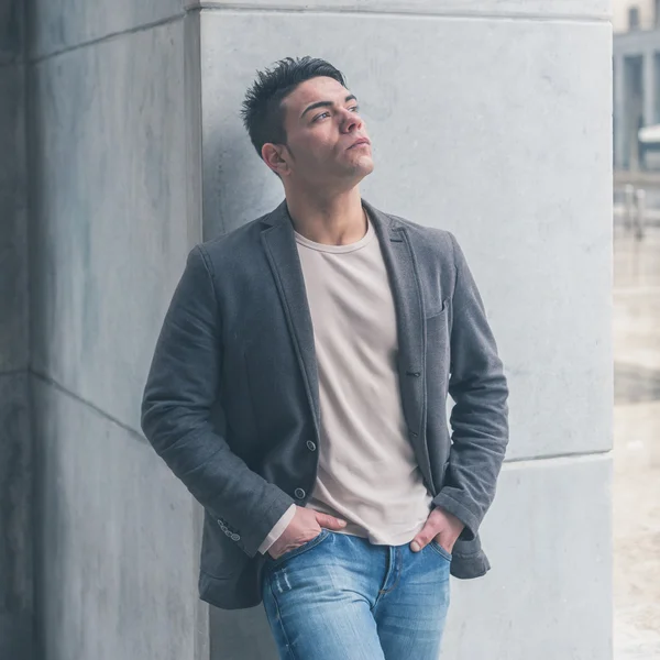 Junger schöner Mann posiert in den Straßen der Stadt — Stockfoto