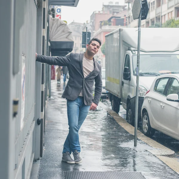 Молодий красивий чоловік позує на міських вулицях — стокове фото
