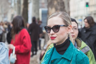 Milan kadın Fas için bina dış Gucci defile insanlar