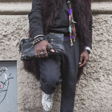 Gucci defile Milan Wo için bina önünde bir adam detay