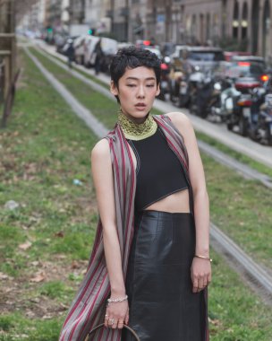 Milan kadın Fas için bina dış Gucci defile insanlar