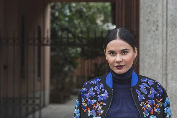 Mensen buiten Gucci modeshow bouwen voor Milaan vrouwen Fas — Stockfoto