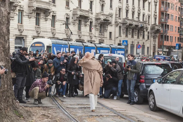 Människor utanför Gucci modevisning bygga för Milan kvinnors Fas — Stockfoto