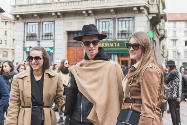 Persone al di fuori della sfilata di Gucci edificio per Fas Milano Femminile — Foto Stock