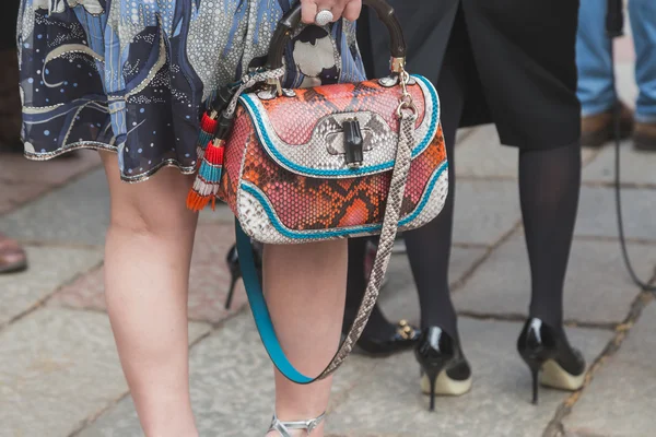 Gucci defile Milan Wo için bina dışında bir çanta detay — Stok fotoğraf
