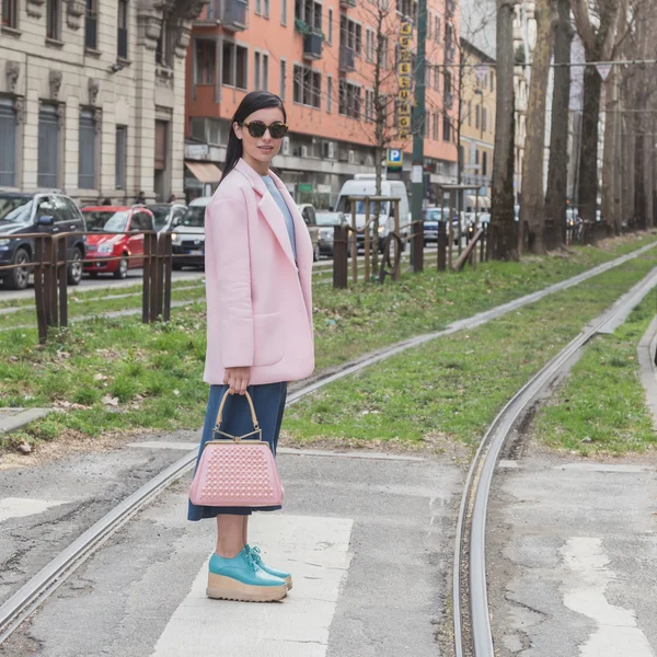 Άνθρωποι εξωτερική επίδειξη μόδας Gucci κτίριο για Μιλάνο γυναικών Fas — Φωτογραφία Αρχείου