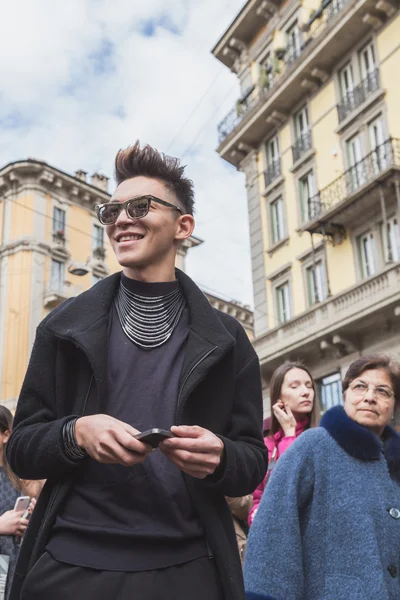 Gente fuera del edificio del desfile de moda Gucci para Milan Women 's Fas — Foto de Stock