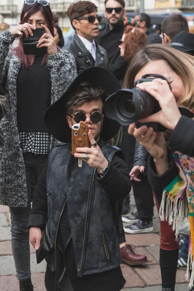 Des personnes à l'extérieur du bâtiment du défilé de mode Gucci pour les Fas de Milan Femmes — Photo