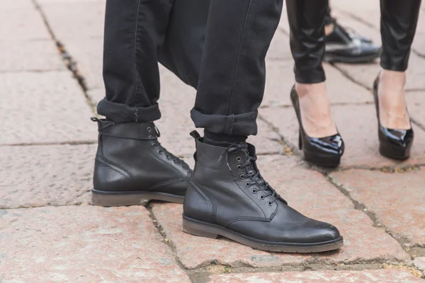 Detalle de zapatos masculinos fuera del edificio del desfile de moda de Gucci para Mil — Foto de Stock