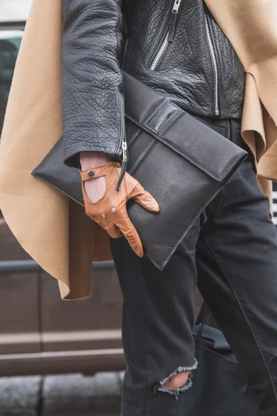 Detail of a man outside Gucci fashion show building for Milan Wo — Stock Photo, Image